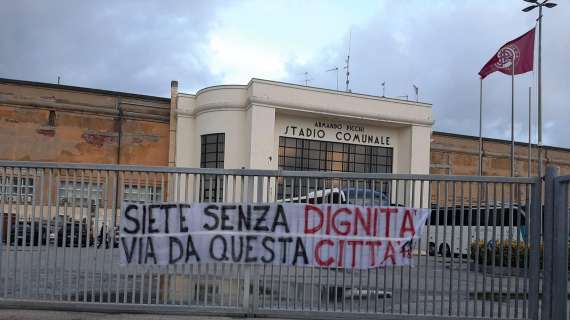FOTONOTIZIA TC - Livorno, tifosi contro la società: "Via dalla città"