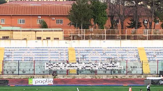 Striscione per Antonio Vanacore al "Pinto" di Caserta