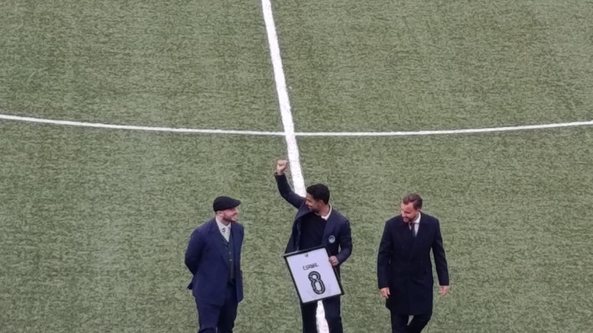 Giana Erminio, Espinal riceve una maglia celebrativa della Pro Vercelli