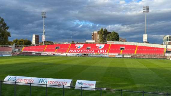 Mantova, restyling allo stadio: posati i teli col logo del club