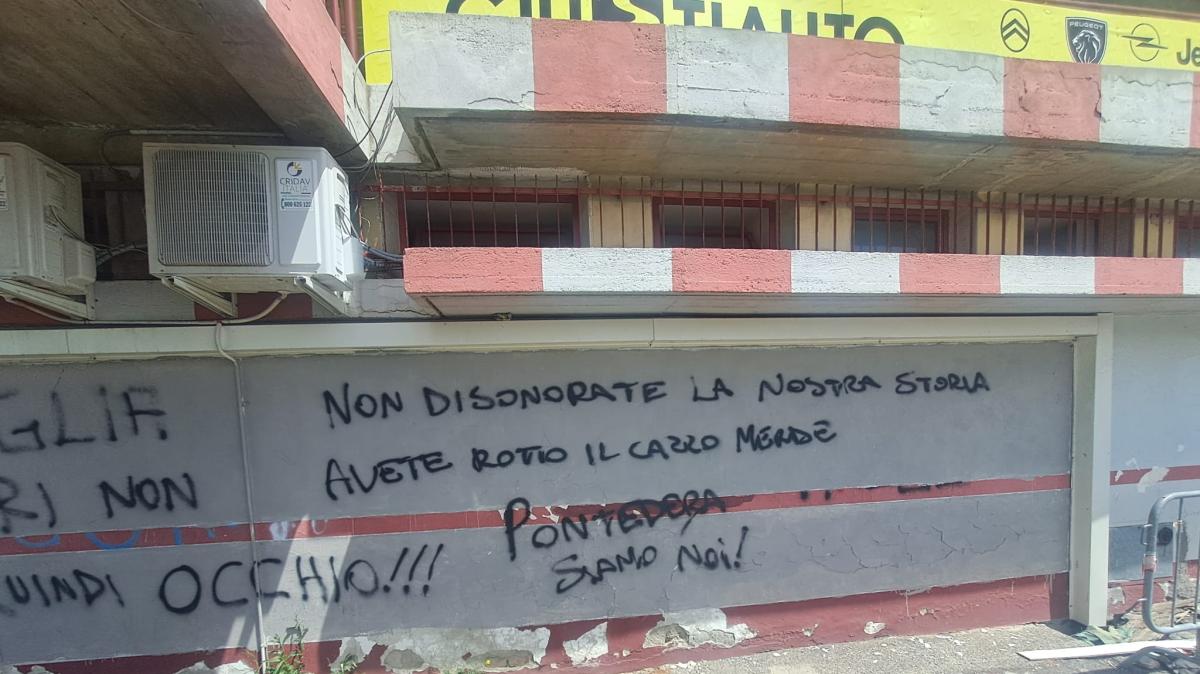 Pontedera, nuova contestazione alla proprietà con scritte all'esterno del 'Mannucci'