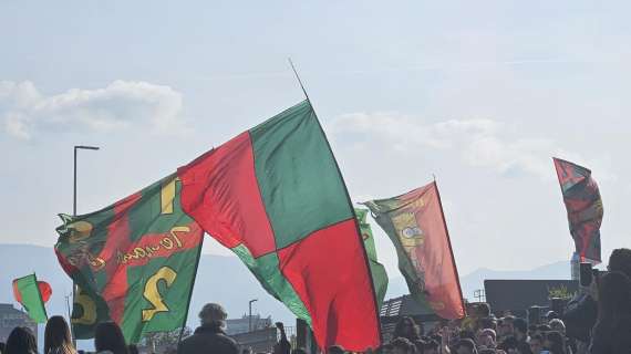 Ternana, domani il derby: i tifosi caricano la squadra in allenamento