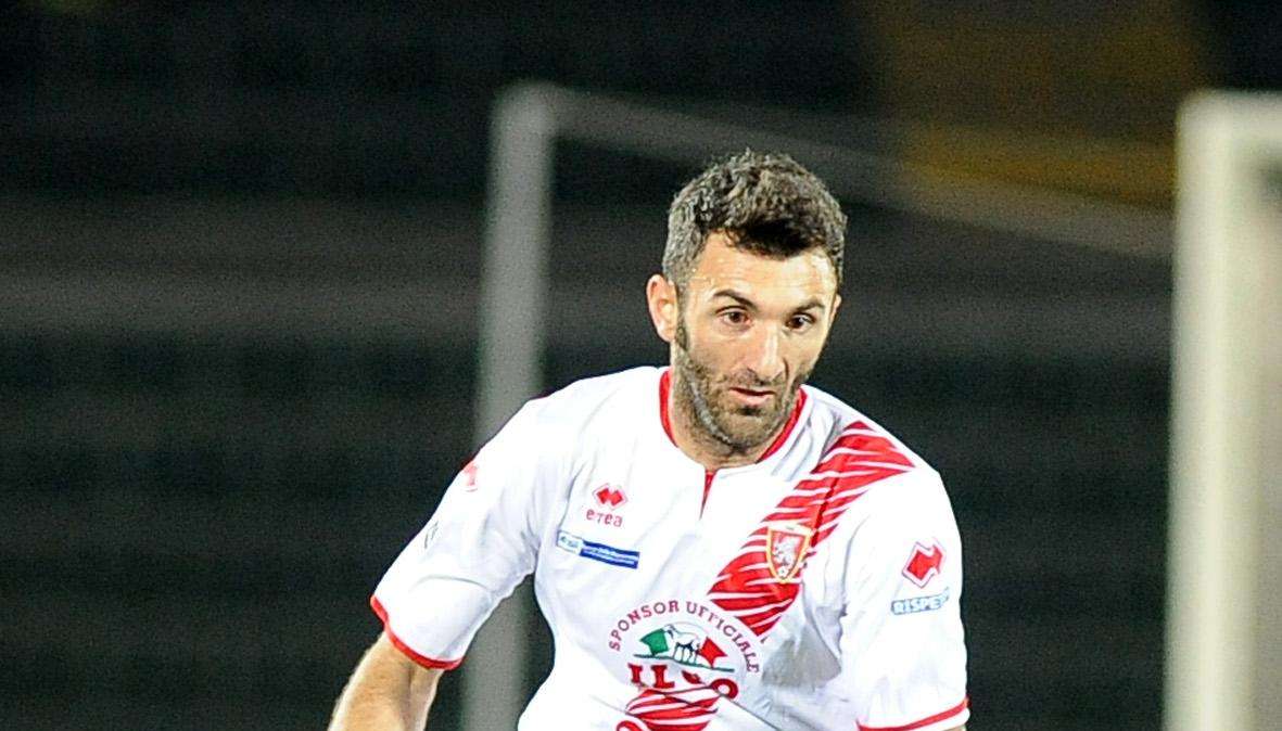 Gennaro Delvecchio firma per il Bari