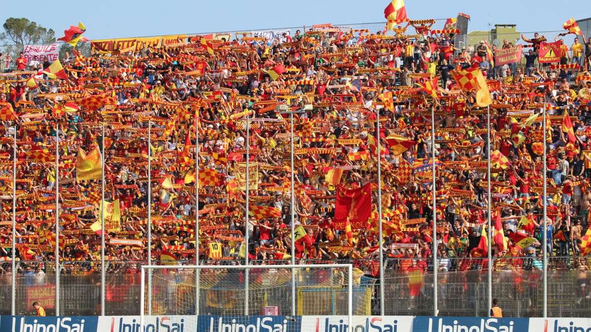 Lecce, buste vuote per due calciatori