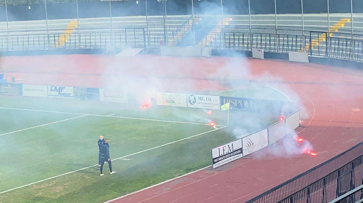 FOTONOTIZIA TC - Lancio di fumogeni: gioco fermo in Cavese-Catania