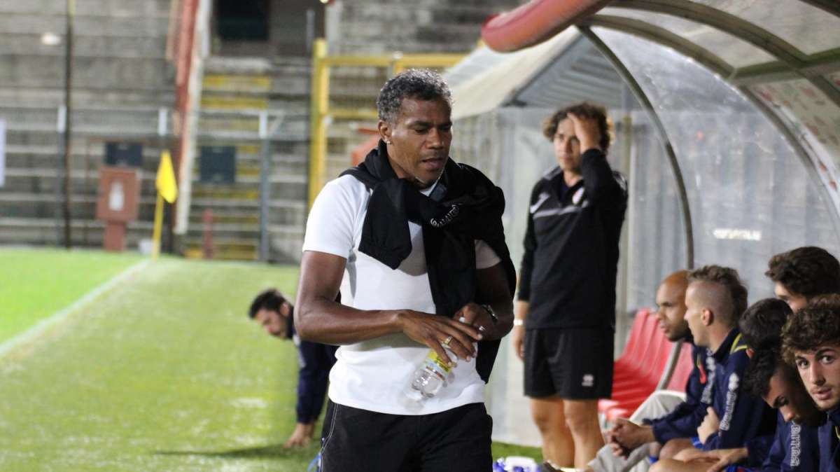 Pro Patria, la furia di Oliveira: "Continuo a chiedere rinforzi alla società, ma non mi ascoltano. Che errori l'arbitro e Baclet..."