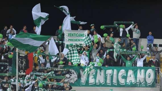 Avellino, scandalo su Facebook: Fella ha la maglia della Salernitana
