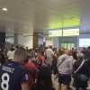 Attesa in aeroporto per l'arrivo del Cagliari: tifosi pronti a festeggiare la salvezza