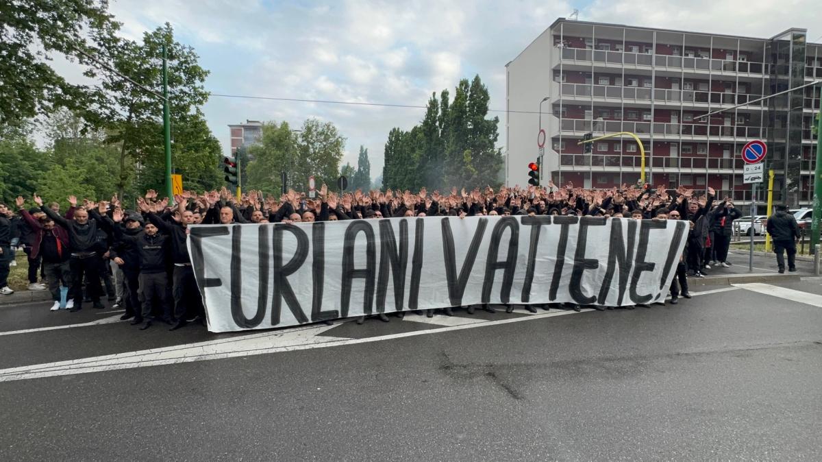 Milan, continua la contestazione dei tifosi contro la società: "“Furlani vattene. Ibra, Moncada e Scaroni seguitelo in fretta!”