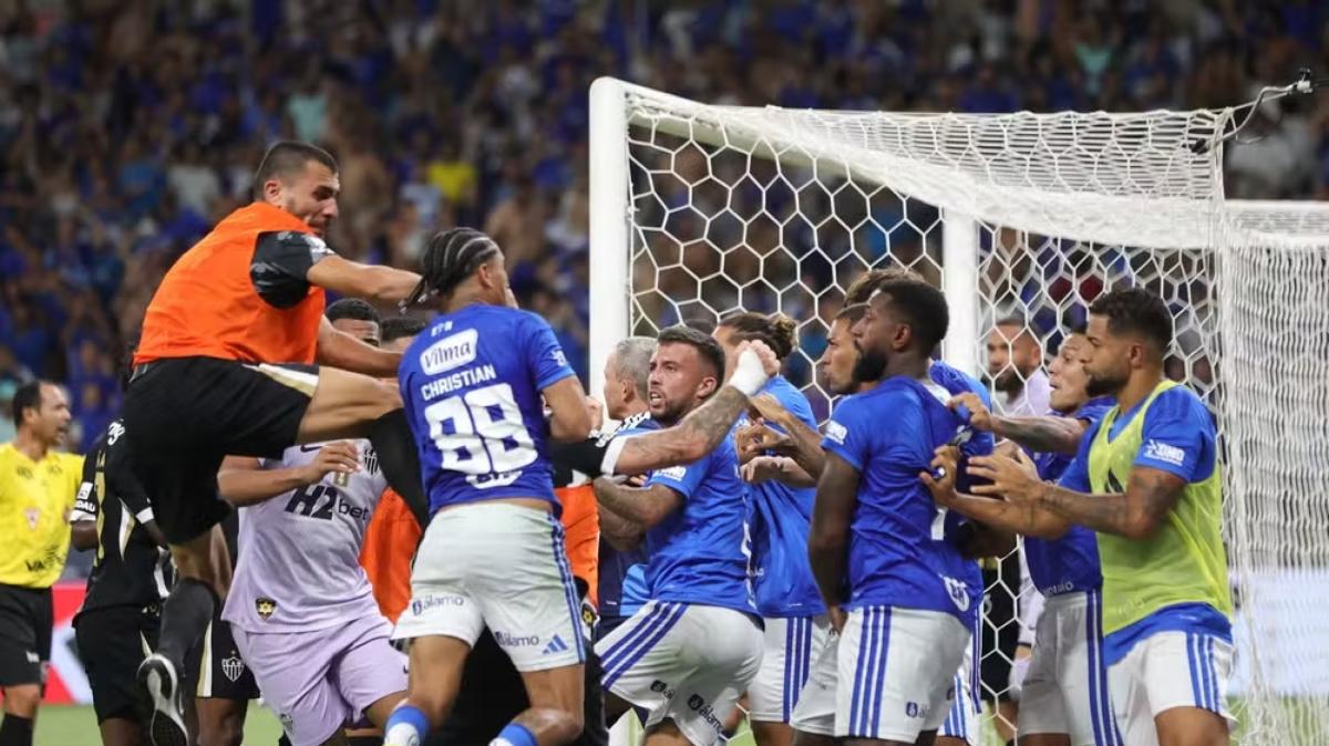 Calcio: 23 espulsi in Brasile dopo una maxi-rissa in campo