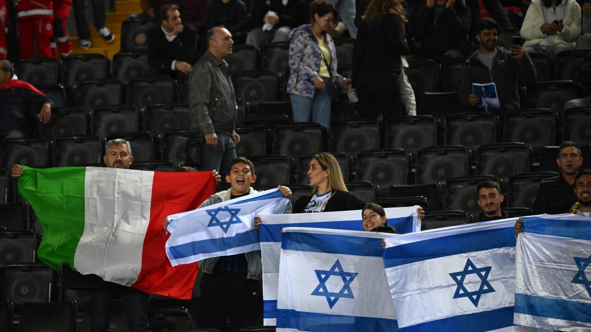 Udine, tensioni e scontri tra manifestanti pro-Palestina e polizia: fischi e applausi all’inno israeliano allo stadio Friuli