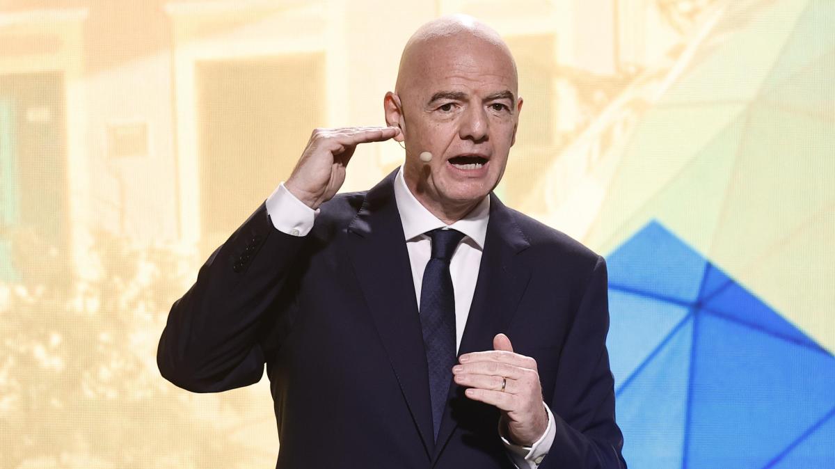 Infantino: "I giocatori che si coprono la bocca andrebbero squalificati"