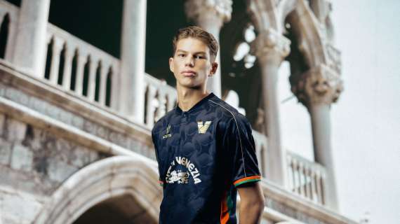 Il Venezia svela le maglie sul ponte di Rialto