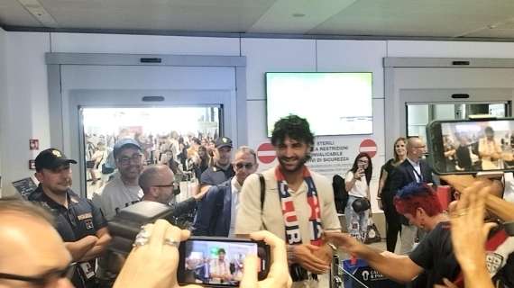 Luperto è atterrato a Cagliari: "Non vedo l'ora di iniziare questa splendida avventura. L'accoglienza è straordinaria. Forza Casteddu"