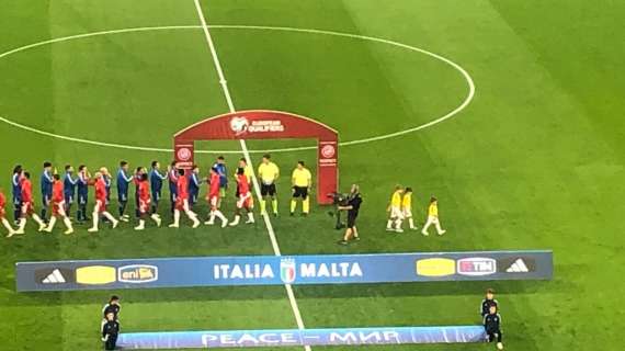 Calcio: Italia-Malta, applausi e striscioni a favore della pace