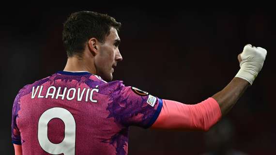 PSG, striscione dei tifosi contro Vlahovic: "Ti taglieremo quelle tre dita"