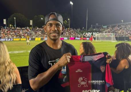 Il Cagliari omaggia il campione dell'NBA Chris Paul con la maglia da gara (VIDEO)