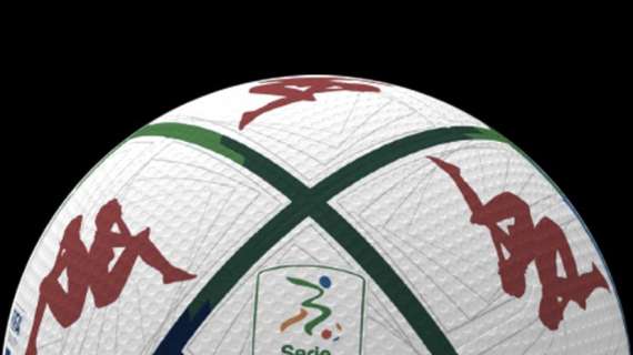 Serie B, in campo con un pallone rosso contro la violenza sulle donne