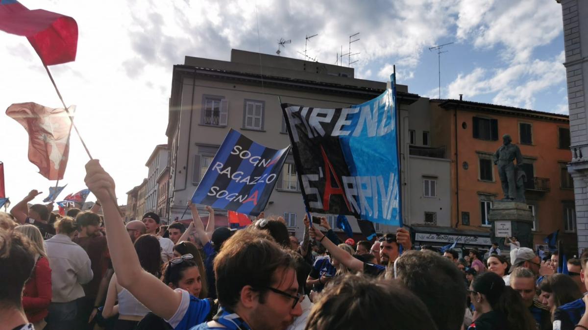 Pisa, i tifosi caricano la squadra. Il Tirreno: "La spinta della Nord prima di partire per Cagliari"