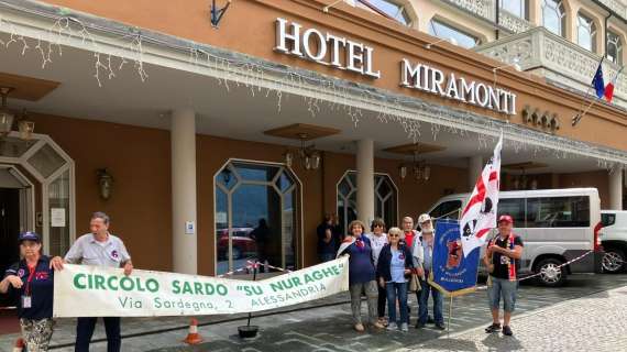 Cagliari, il club documenta sui social l'abbraccio dei tifosi in Valle D'Aosta (VIDEO)