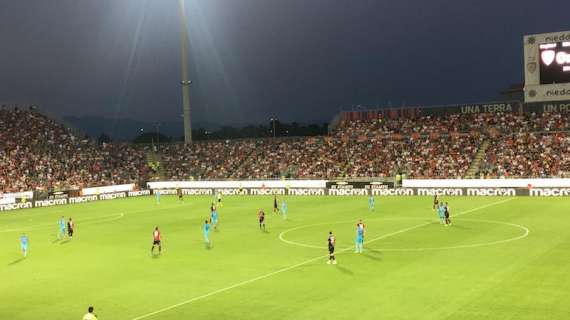 Cagliari-Atletico 0-1, buona prova dei rossoblù: decide il match Borja. Standing ovation per Cossu