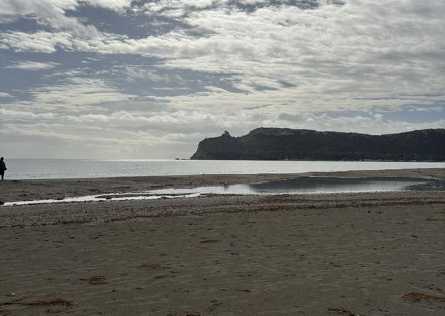 David Suazo si gode il sole di Cagliari: passeggiata al Poetto immortalata sui social