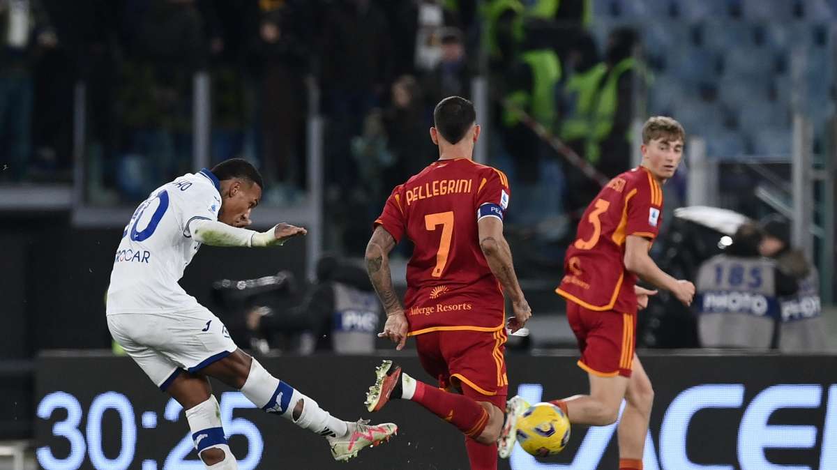 Serie A, la Roma soffre ma la prima di De Rossi è buona: 2-1 al Verona