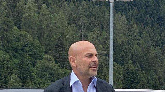Addio Riva, la camera ardente all'Unipol Domus: in testa Giulini, Ranieri e Pavoletti coi fiori