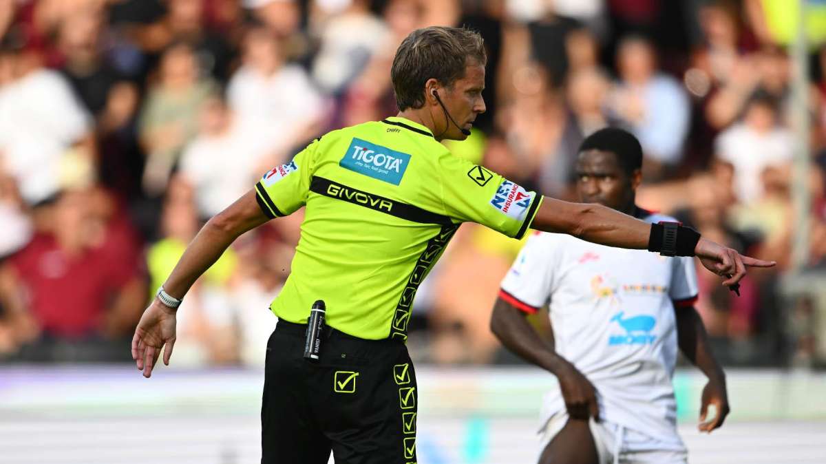 ANSA - Furia del Cagliari contro l'arbitraggio a Salerno