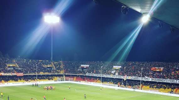 Benevento-Cagliari: coreografia e fumogeni dalla Curva Sud