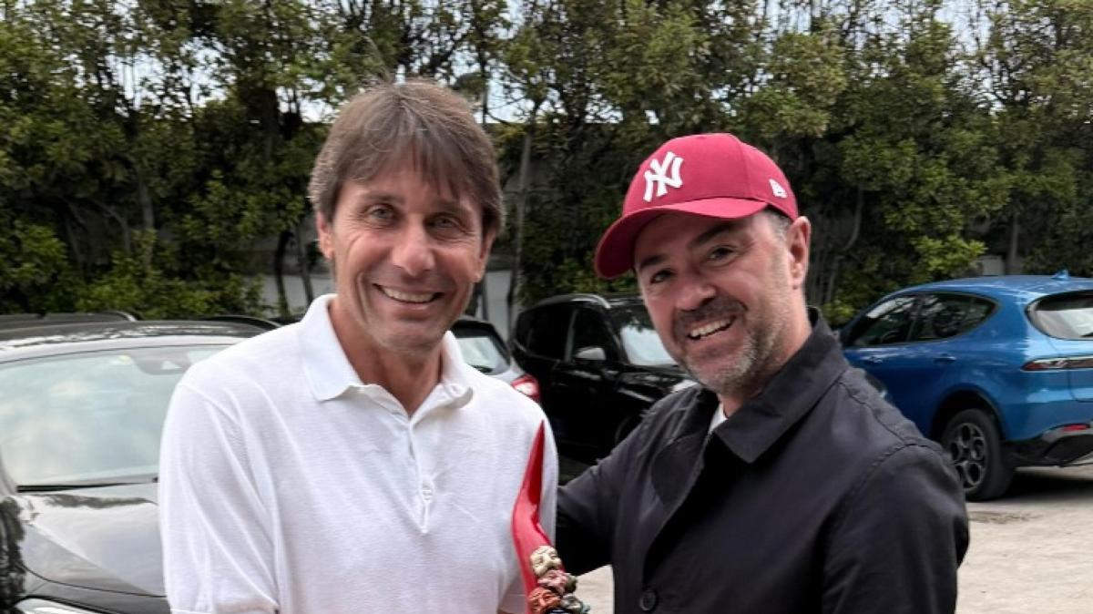 Calcio: corno rosso e rito anti malocchio per Conte a Castel Volturno
