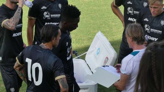 Il Cagliari in campo per il riscaldamento: le immagini (VIDEO)