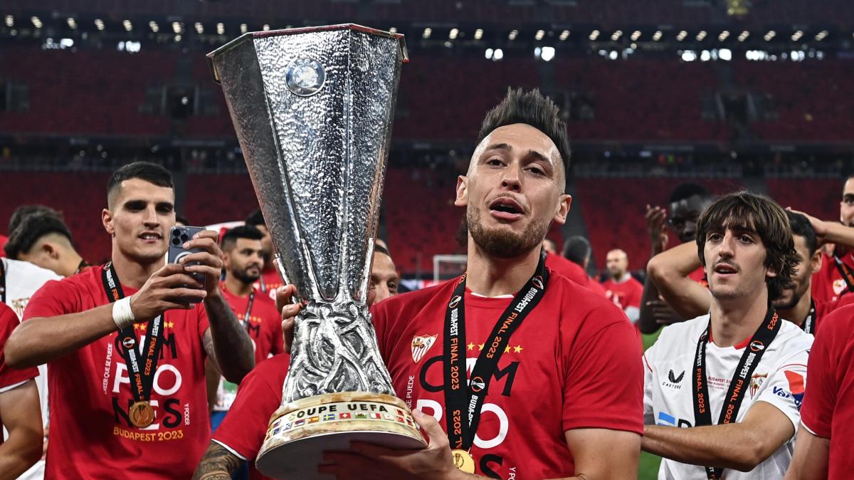 Problemi per l'ex Milan, Ocampos: ha una paralisi facciale 