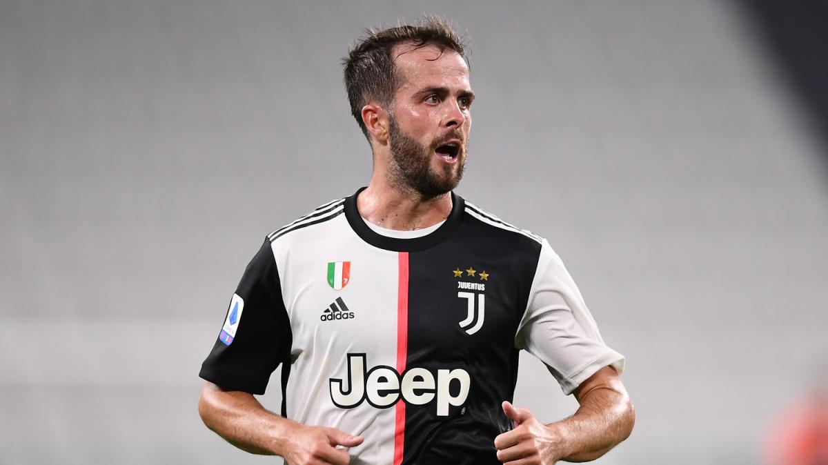 Miralem Pjanic ha annunciato l'addio al calcio giocato