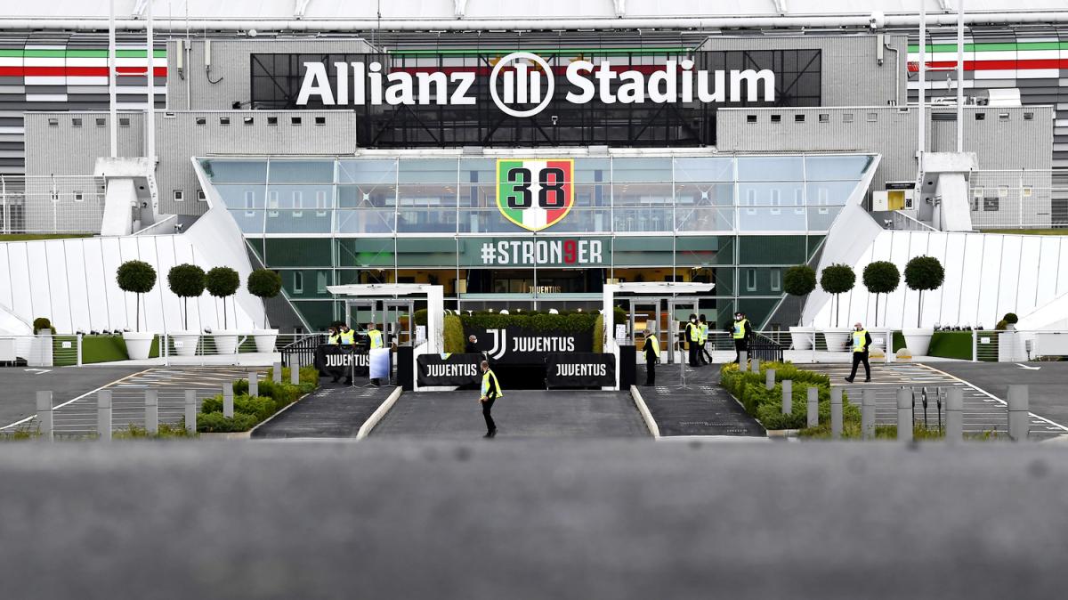 Juventus-Cagliari, i pullman delle due squadre sono arrivati allo Stadium (VIDEO)