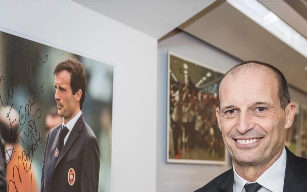 Allegri, la visita al museo dell'Unipol e la firma sulla sua foto: "Grazie di tutto!"