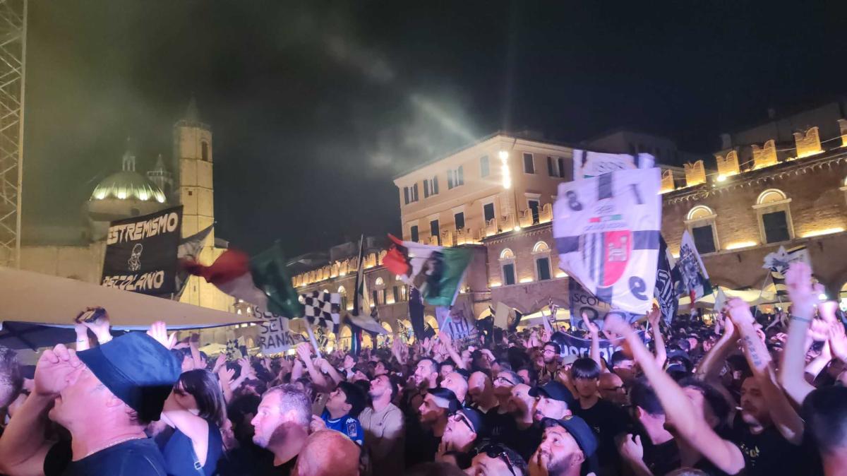 Ascoli, 15mila in piazza nella notte per festeggiare la promozione in B