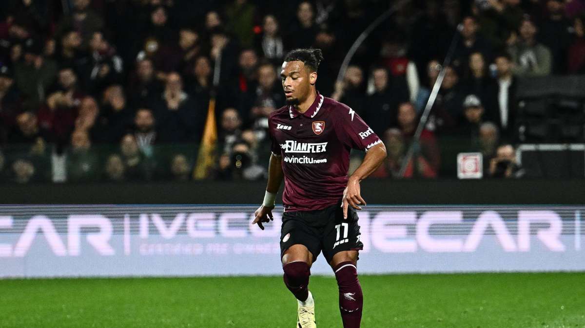 Salernitana, malore per Gomis: giocatore sotto osservazione all'ospedale