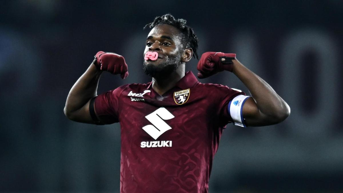 Corsa a due per Zapata. Corsport: "Ostacolo ingaggio per il Genoa. Il Cagliari riflette sull'offerta da presentare al Toro"