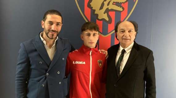Cosenza, la Lega B esalta il sardo Florenzi: "È il manuale del centrocampista completo"