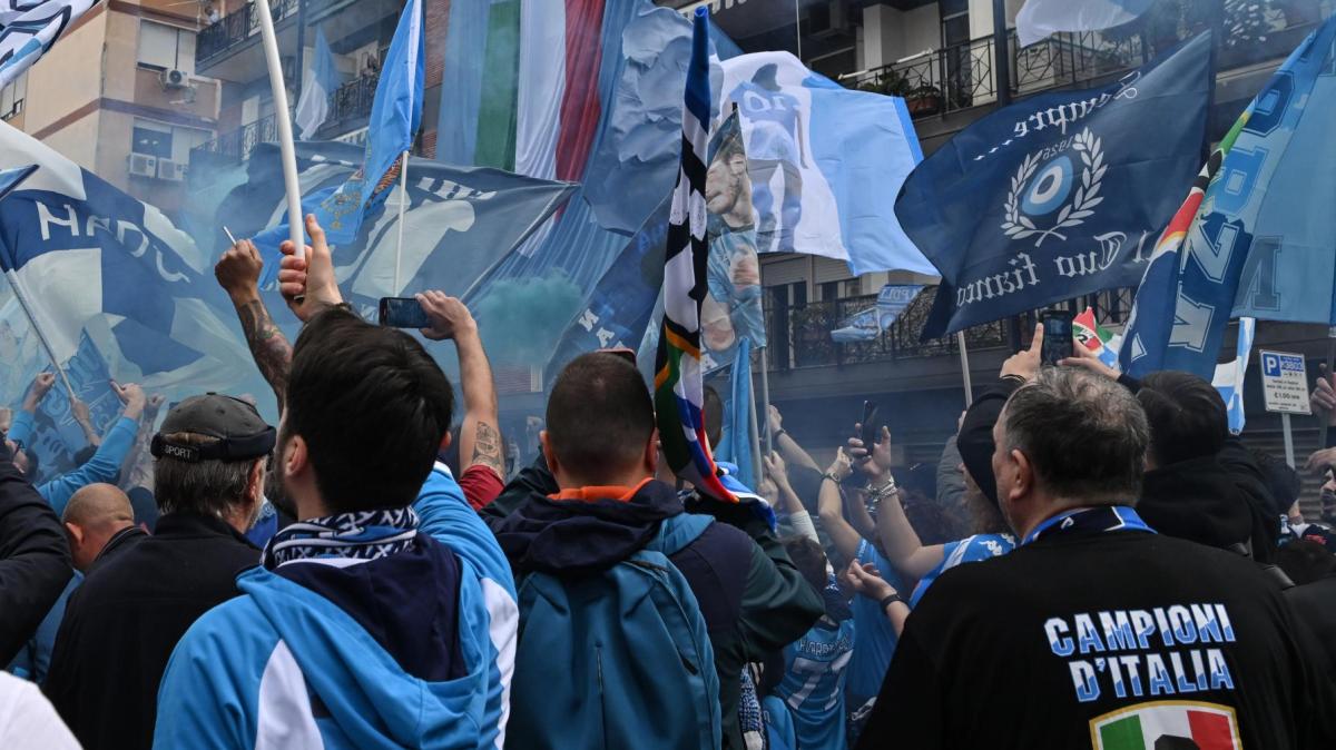 Napoli, lo sbarco nell'isola, La Repubblica NA: "Divieto alla Unipol Domus, ma 100 tifosi azzurri accolgono e caricano  la squadra in Sardegna"