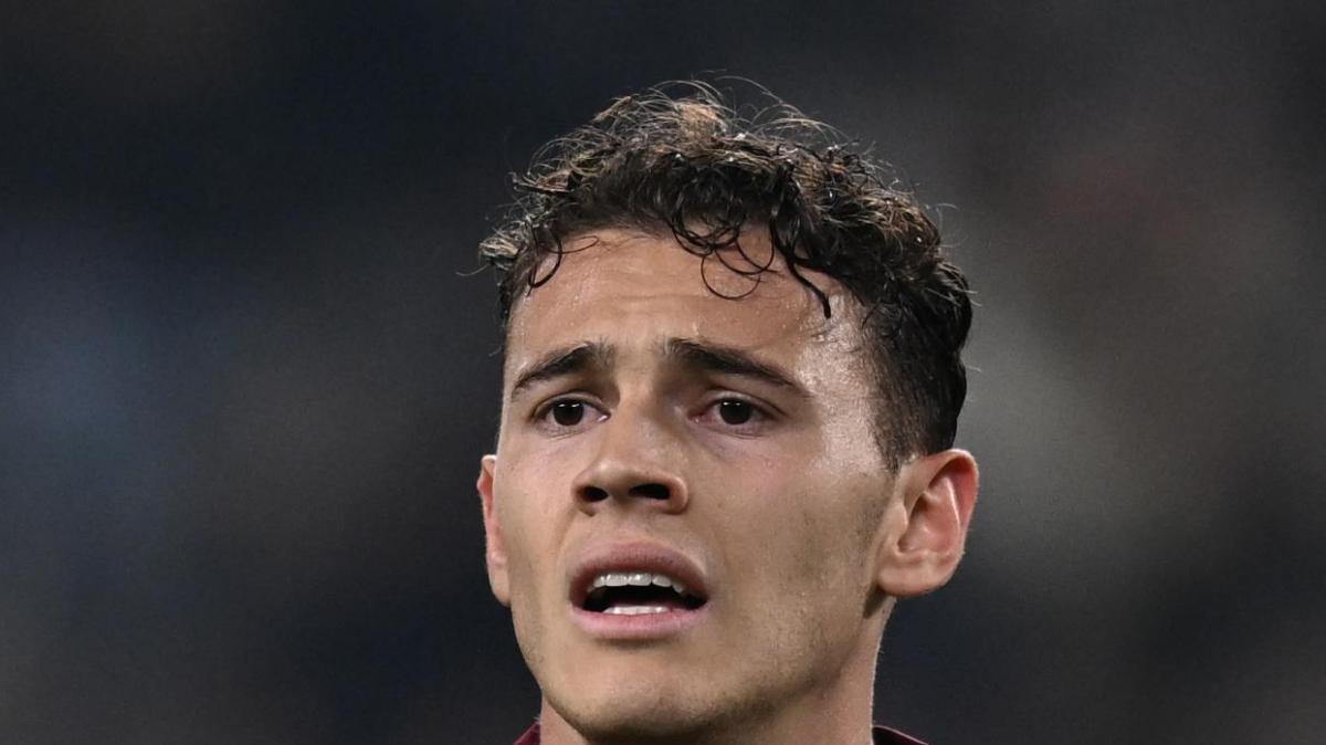 Asllani, dal no al Cagliari al debutto da incubo col Besiktas: rosso dopo 6' per l'ex Inter