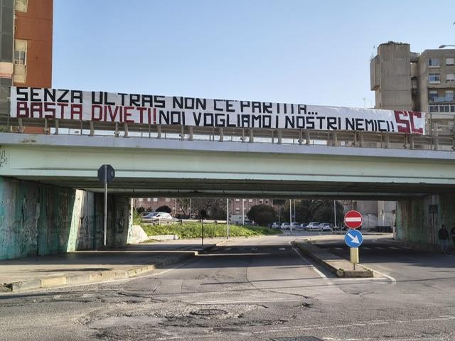 “Senza ultras non c’è partita”: la protesta dei tifosi del Napoli a Cagliari