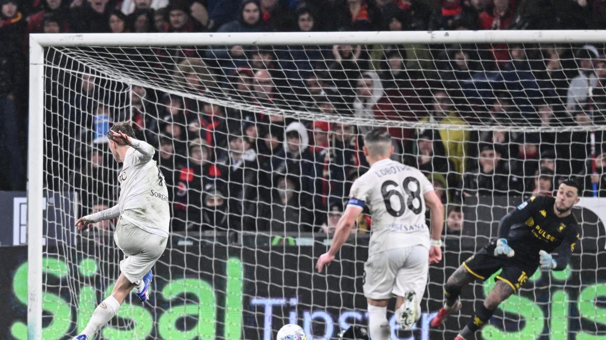 Serie A, un rigore di Hojlund in pieno recupero rilancia il Napoli: Genoa ko 2-3 a Marassi