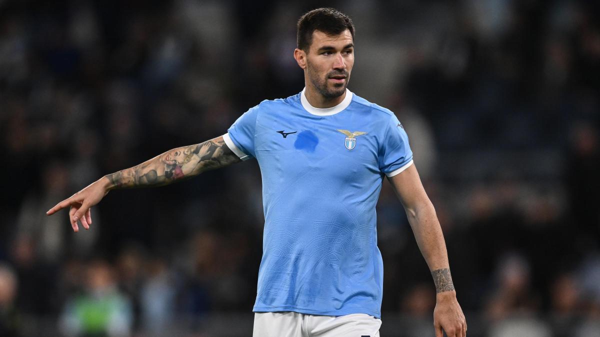 Lazio-Cagliari, Romagnoli out al 45' per un problema al flessore della coscia destra