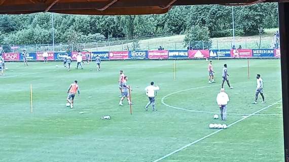 Cagliari al lavoro sotto la pioggia: allenamento diviso tra campo e palestra