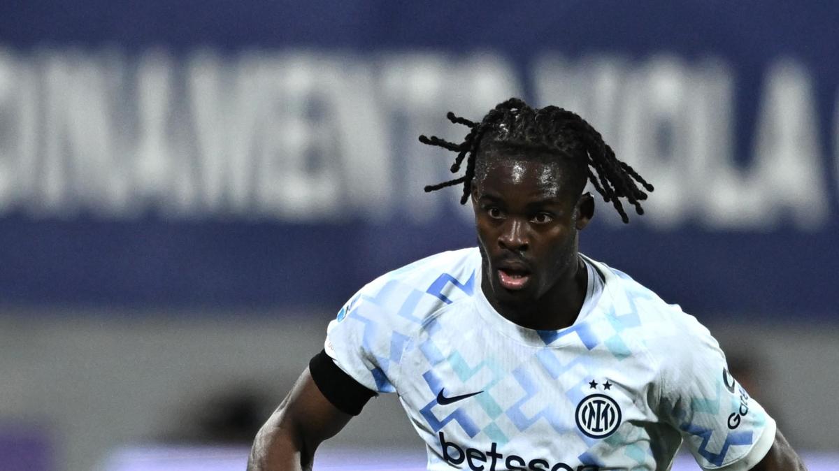 Si fa male Bisseck. Guaio ai flessori. Gazzetta: "Torna col Cagliari"