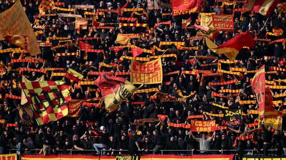 I tifosi del Lecce omaggiano Riva al cimitero di Bonaria