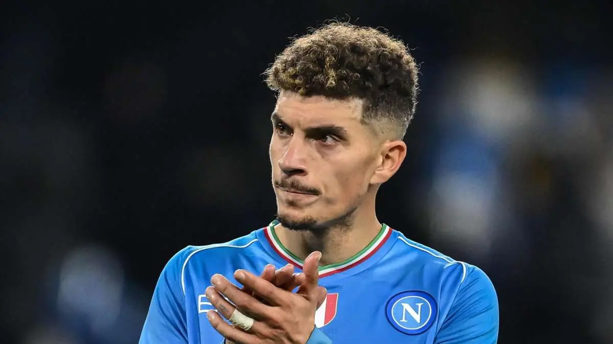 QUI NAPOLI - Il capitano Di Lorenzo firma alcuni autografi in tribuna all'Unipol Domus
