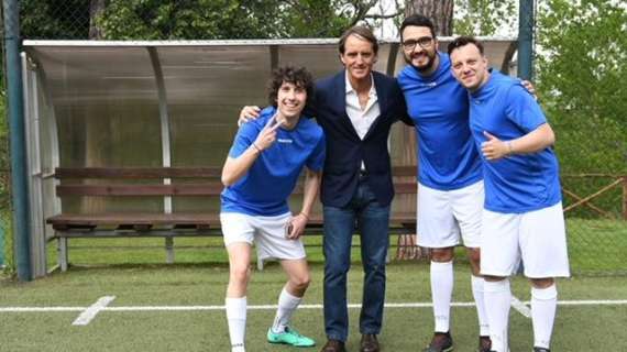 Italia, il ct Mancini protagonista del video di "Coro azzurro". l’inno tormentone per EURO2020 de Gli Autogol feat Arisa. Sarà online da domani